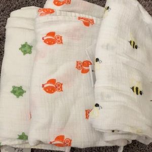 Swaddle blankets-3 count